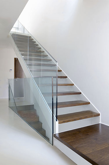Ультра-современная лестница из стекла на металлическом косоуре