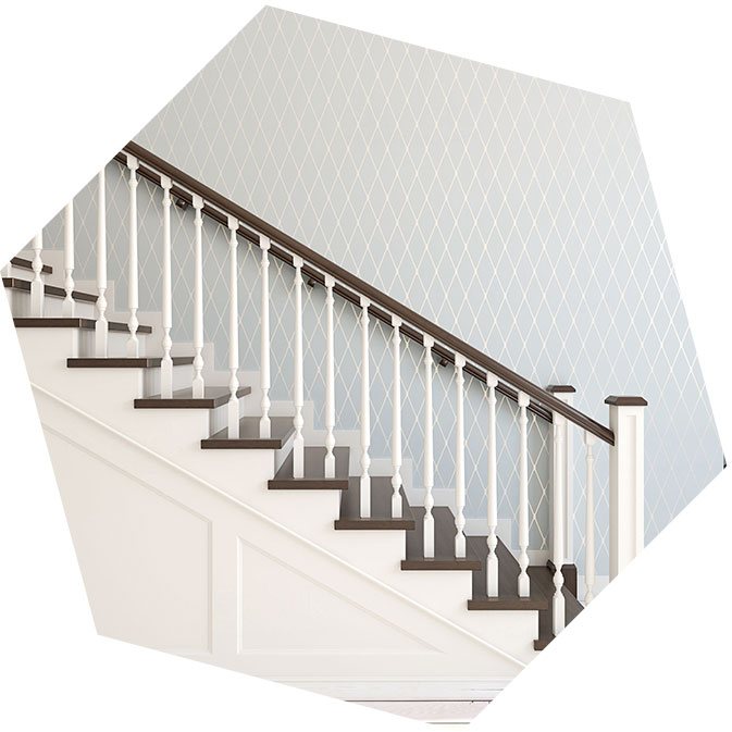 Белая деревянная лестница с коричневыми ступенями и перилами