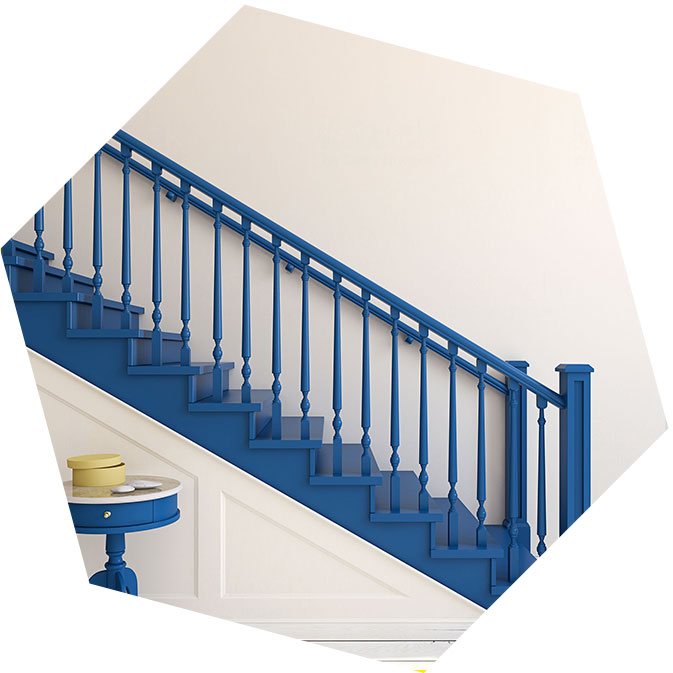 Лестница в стиле прованс, покрашенная в синий цвет